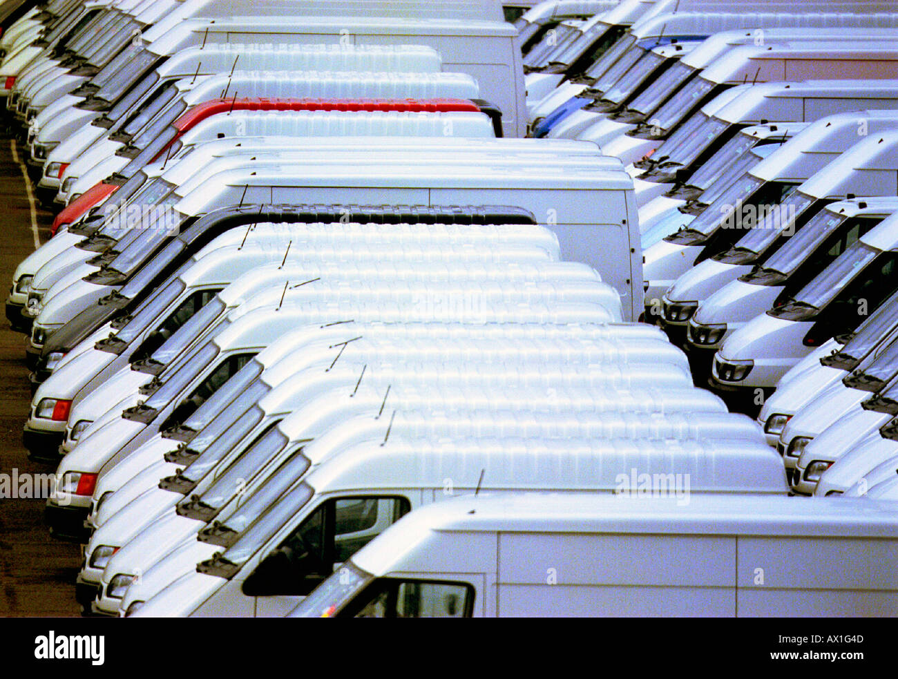 Lignes de cars Ford Transit blanc stand à Southampton Docks en attente d'expédition Banque D'Images