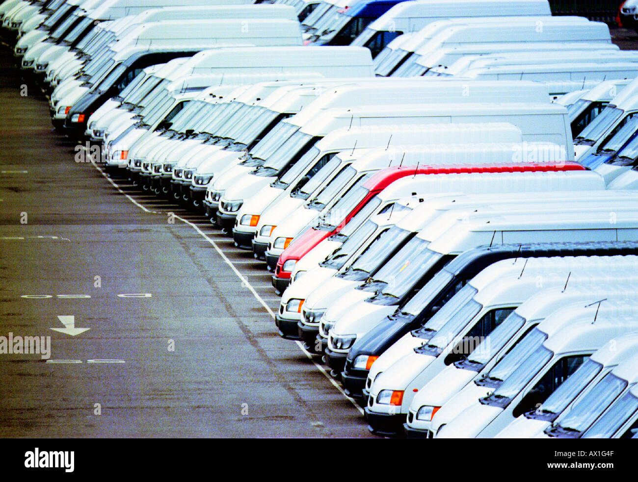 Lignes de cars Ford Transit blanc stand à Southampton Docks en attente d'expédition Banque D'Images