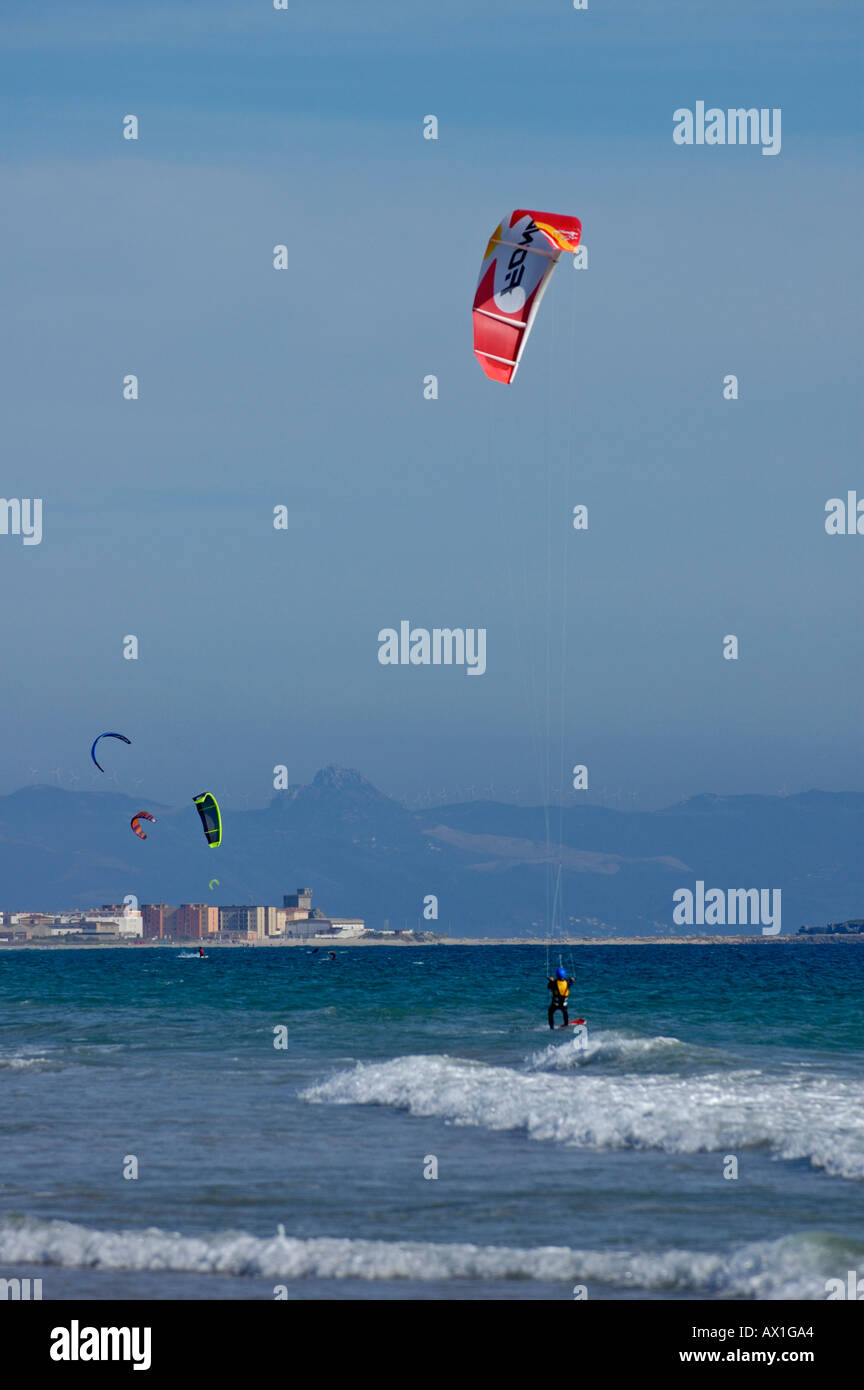 Espagne Andalousie Tarifa kite surfeurs sur la plage Playa De Los Lances Banque D'Images