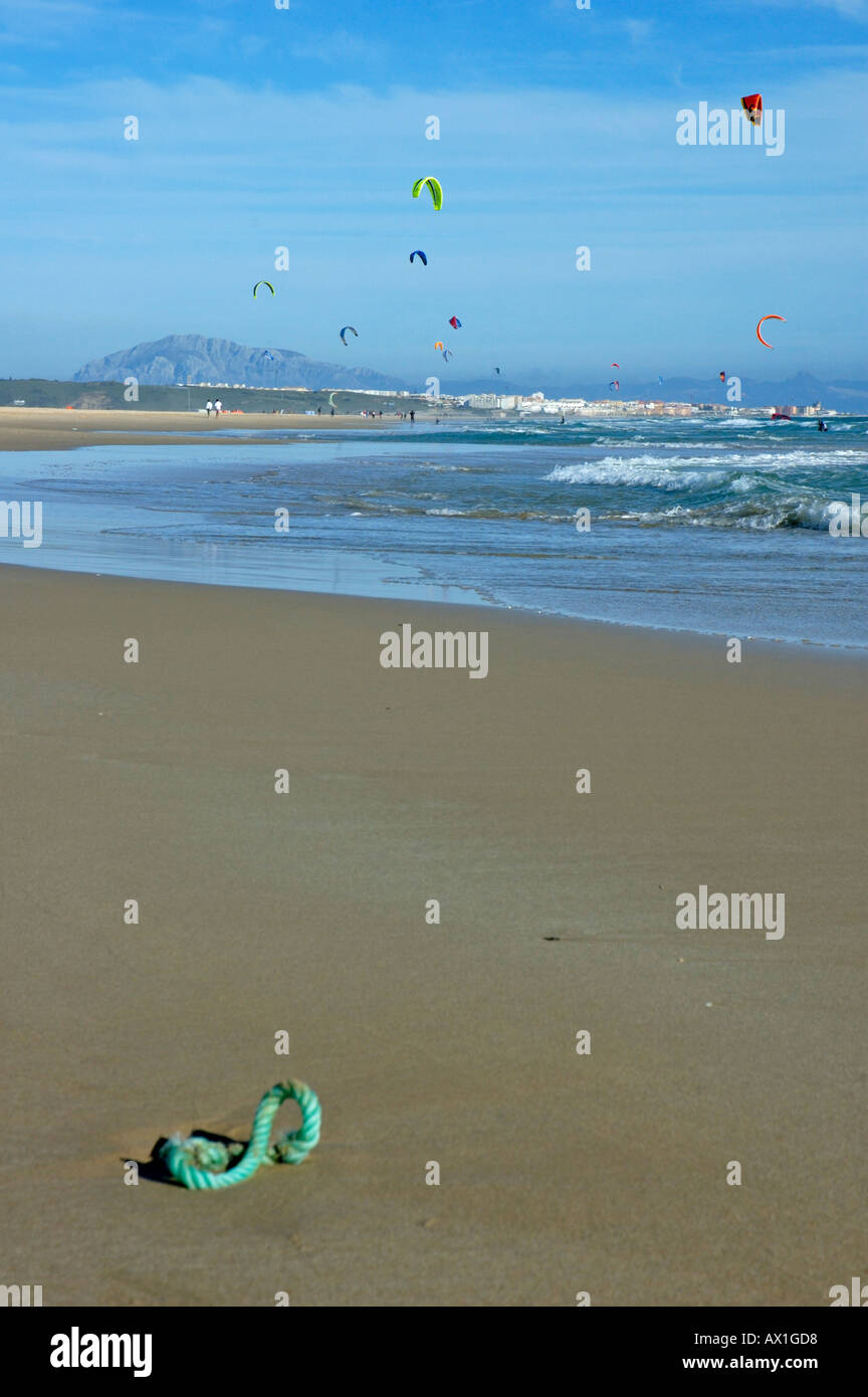 Espagne Andalousie Tarifa kite surfeurs sur la plage Playa De Los Lances Banque D'Images