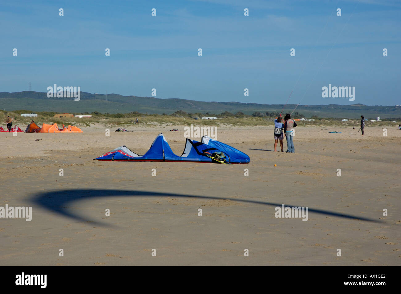 Tarifa kite Surfer Naviguer ombre sur la plage Playa De Los Lances Sand Banque D'Images