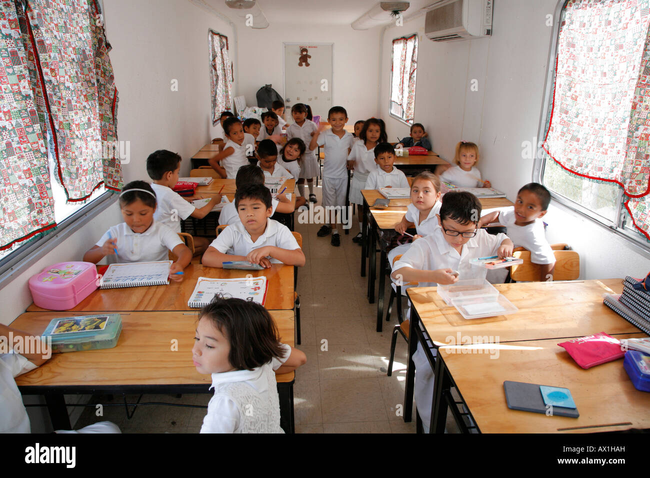 Enfants en classe à l'école primaire, Isla Mujeres, Cancun, Mexique