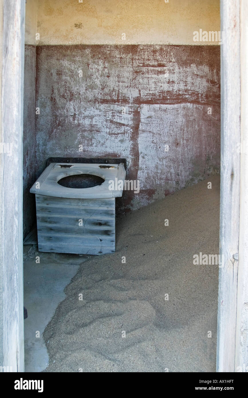 Toilettes (douche) dans une maison à l'ancienne (diamondtown villefantôme) Kolmanskop dans le désert du Namib, Namibie, Afrique, Luederitz Banque D'Images