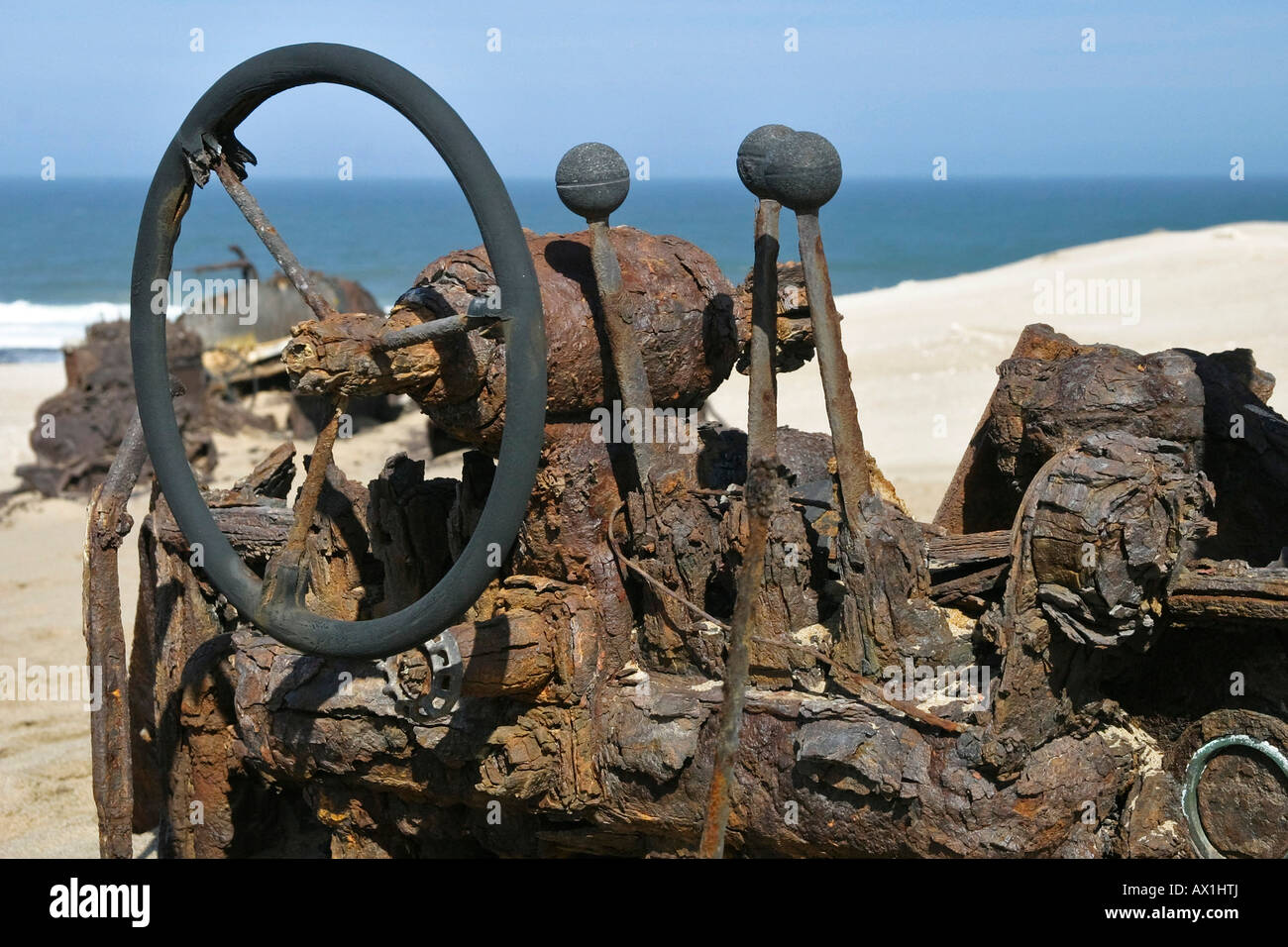 Ancien volant rouillé solide à partir d'un véhicule de piste, Diamond zone interdite, Saddlehill, Océan Atlantique, la Namibie, l'Afrique Banque D'Images