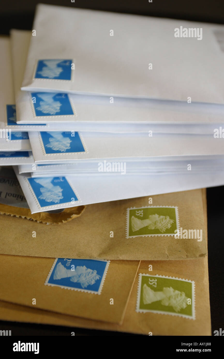 Une pile de lettres et enveloppes sacs Jiffy petites parcelles business post Banque D'Images