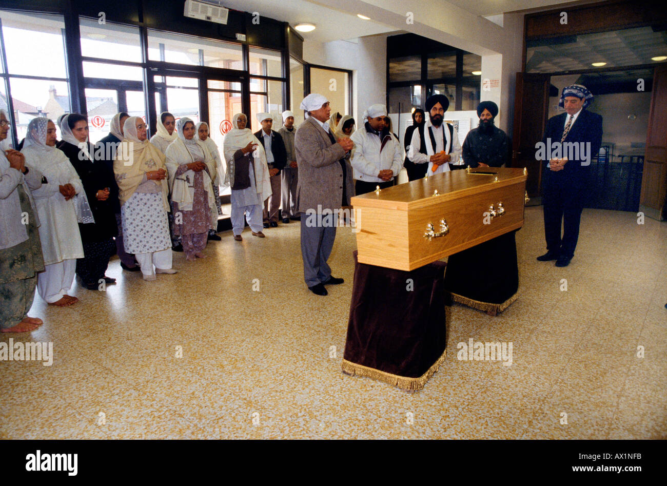 Funérailles Sikh Gurdwara cercueil en personnes priant Banque D'Images
