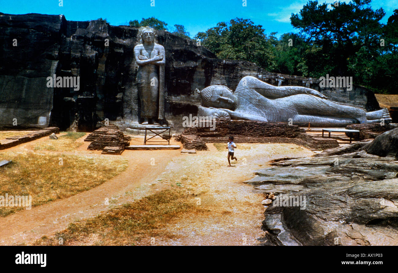 Sri Lanka Polonnaruwa Pari Nirvana Bouddha couché la représentation de la mort de Bouddha au Nirvana Passage Banque D'Images