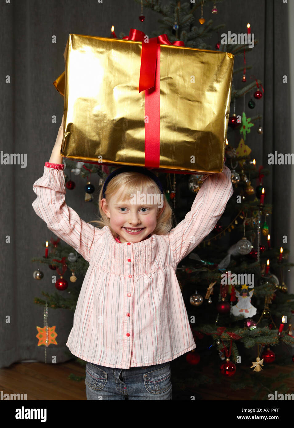 A girl holding a Christmas present Banque D'Images