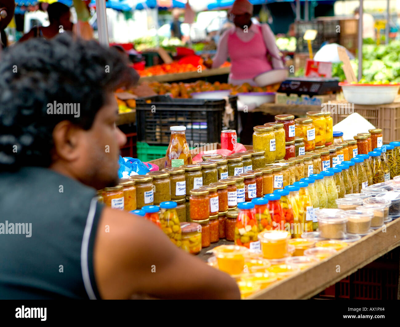 Achard/Pickles stall-titulaire de marché du chaudron - Saint-Denis, Réunion Banque D'Images