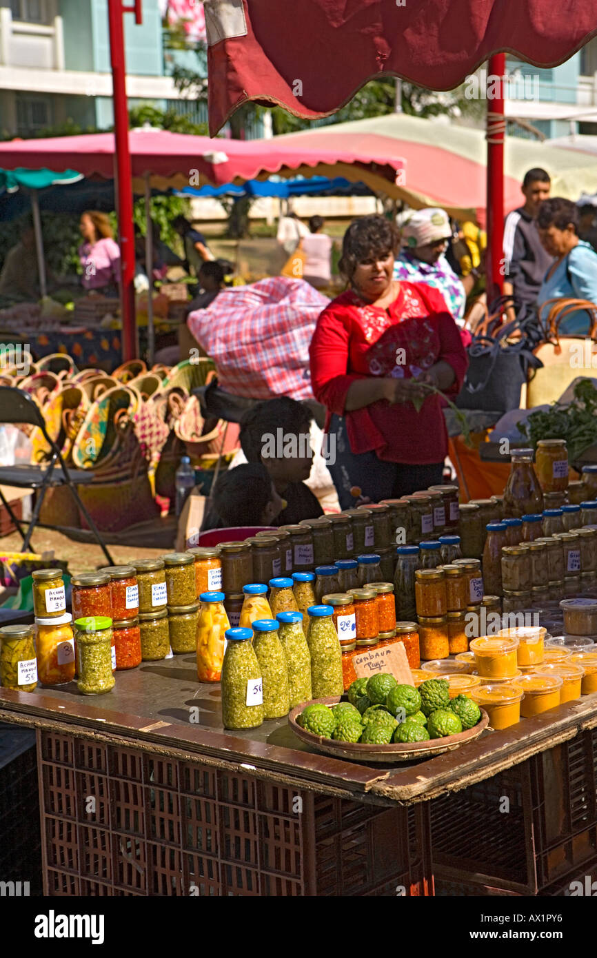 Les cornichons sur un étal le jour de marché à Saint-Denis, Réunion Banque D'Images