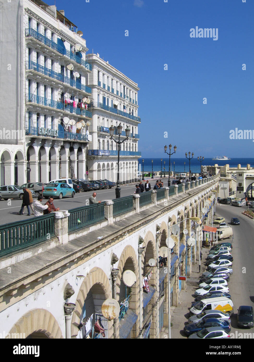 Boulevard Amilcar Cabral (haut) et de la rue d'Ankgor (vers le bas), Alger, Algérie Banque D'Images