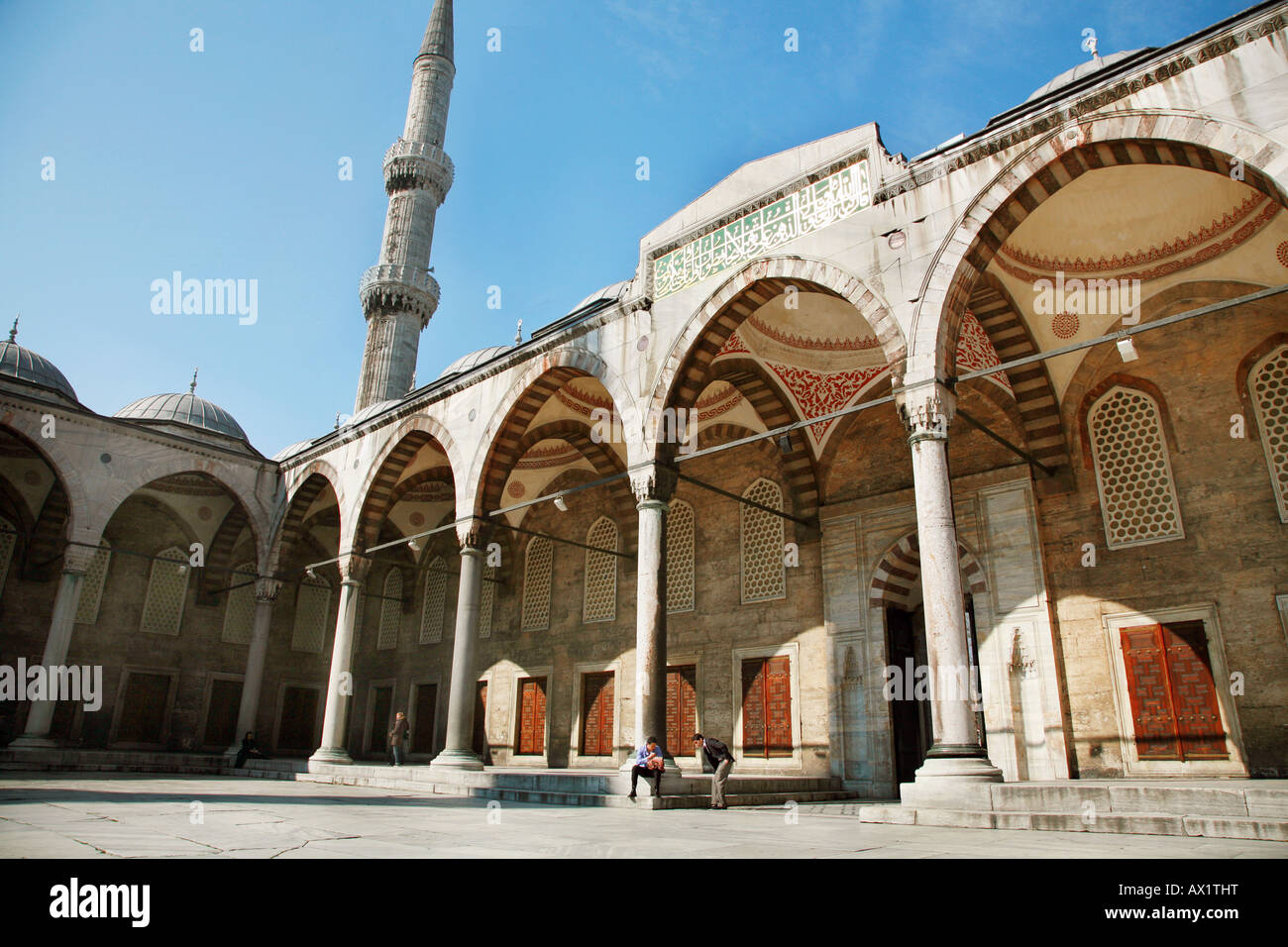 La cour dans l'enceinte de la Mosquée Bleue Istanbul Turquie Banque D'Images