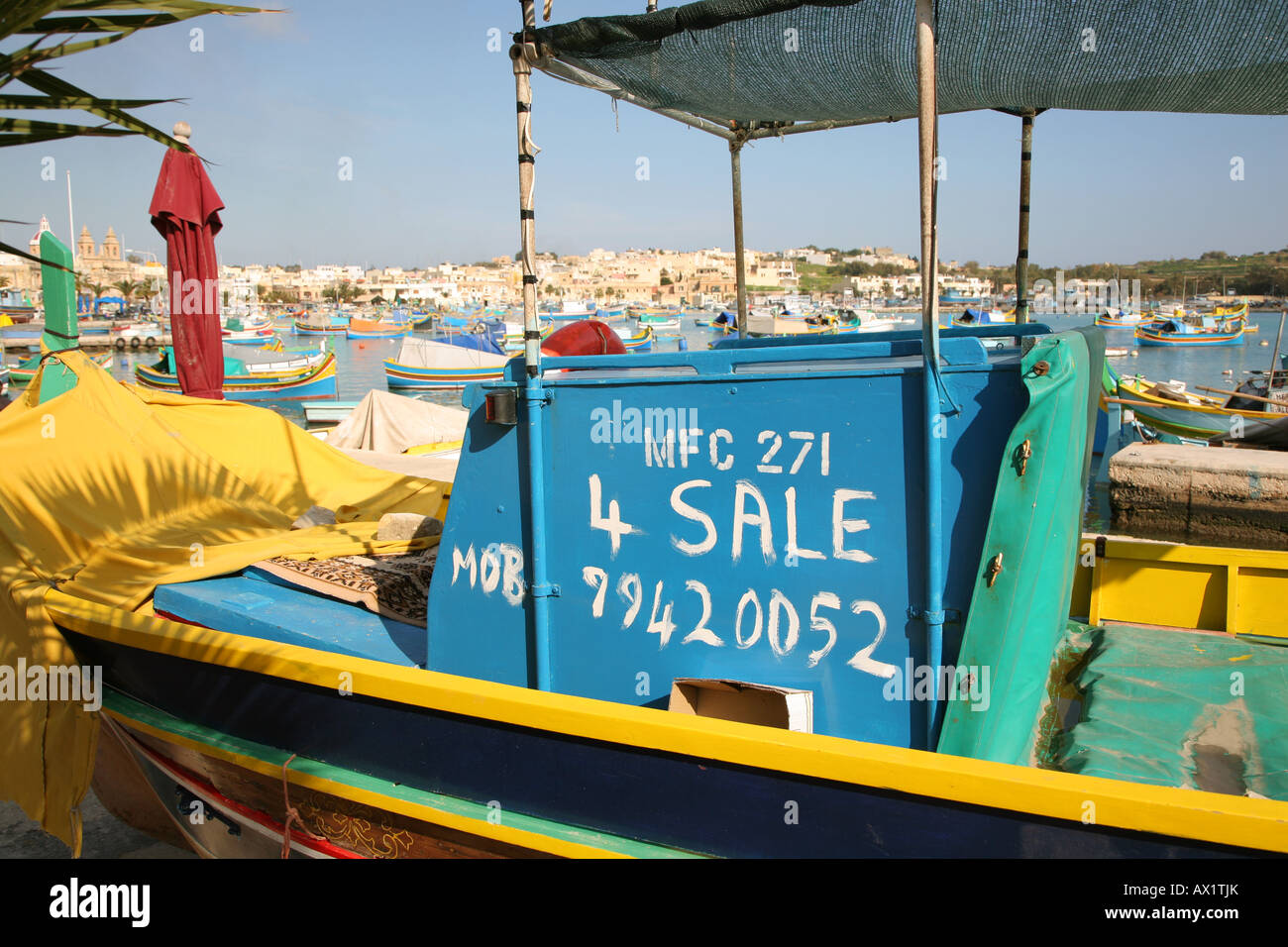 Un bateau de pêche traditionnel à vendre à Marsaxlokk Malte Banque D'Images