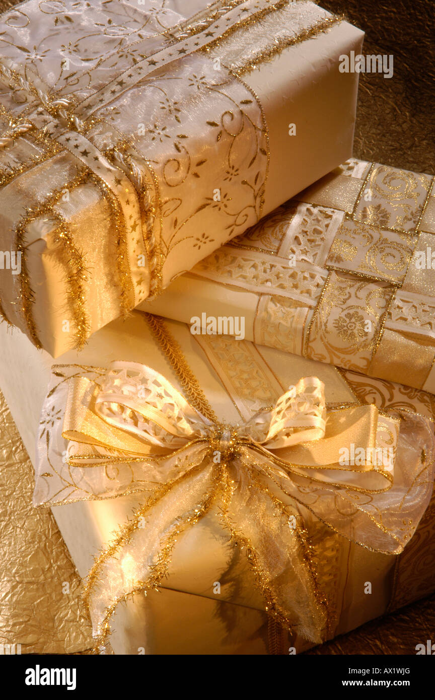 Les cadeaux emballés en or blanc Banque D'Images