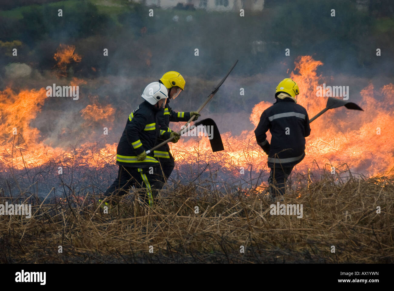 La lutte contre l'incendie Les pompiers d'un pinceau, à l'historique Roche Roche, St Austell, Cornwall. Banque D'Images