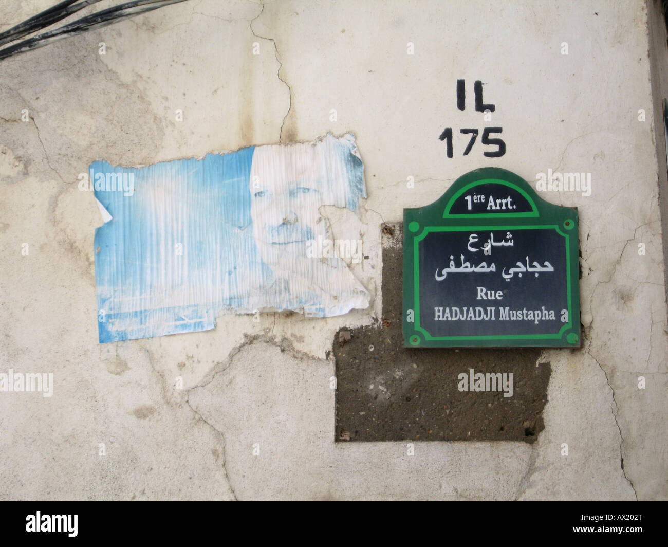 Plaque de rue 'Hadjadji Mustapha St.' et une politique s'affiche en casbah, vieux centre historique ville, Alger, Algérie Banque D'Images