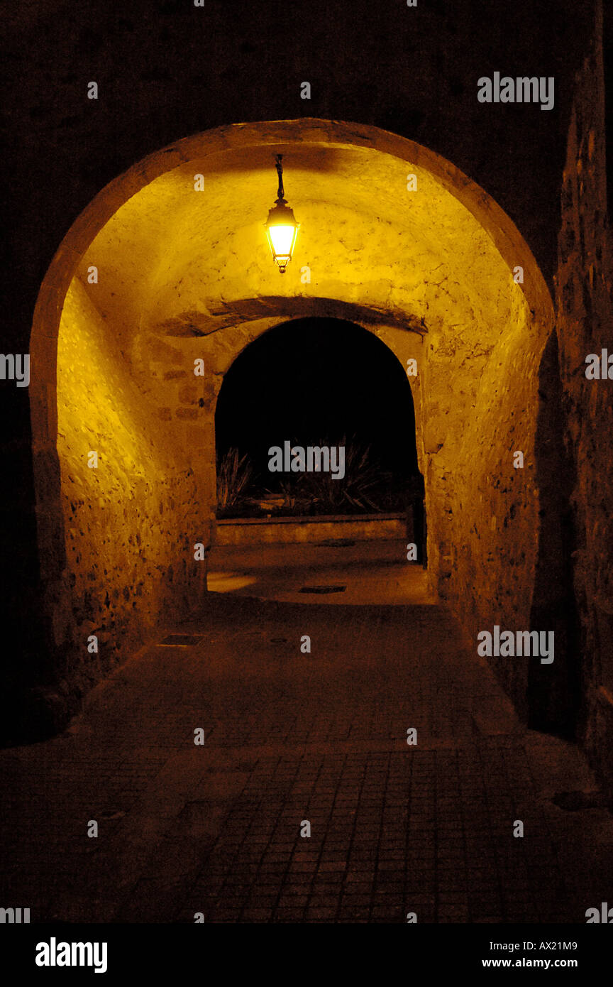 Passage dans le sud de la france limoux menant à la rivière aude Banque D'Images