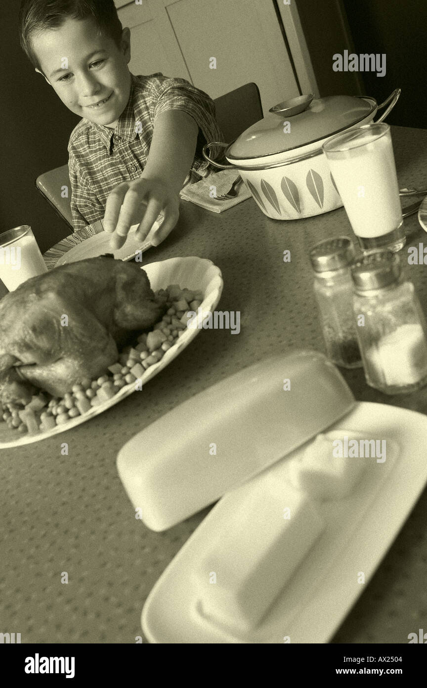1950 garçon à la table du dîner avec l'uid de poulet 1426512 Banque D'Images