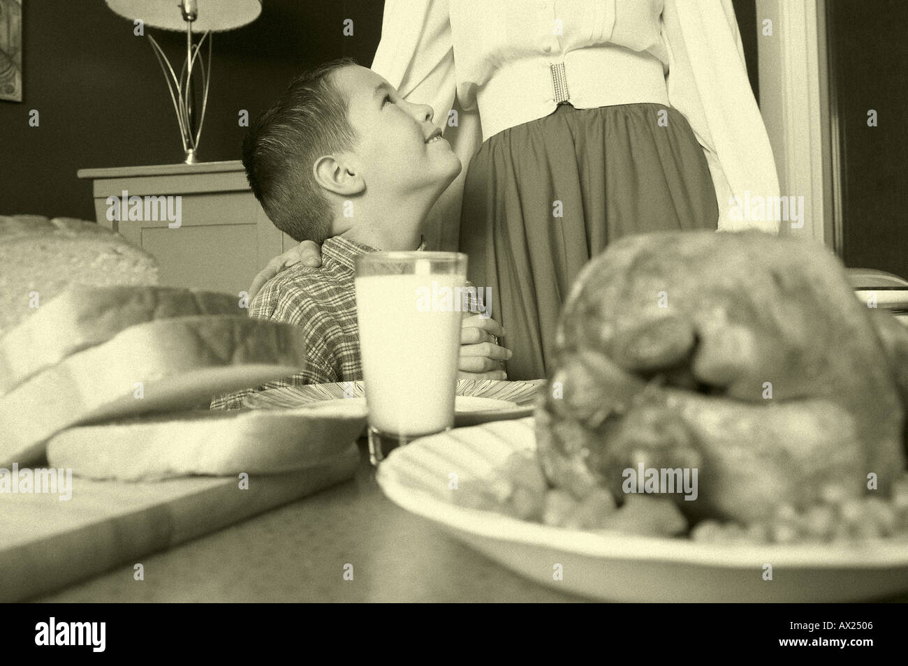 1950 garçon avec la mère à la table du dîner avec l'uid de poulet 1426514 Banque D'Images
