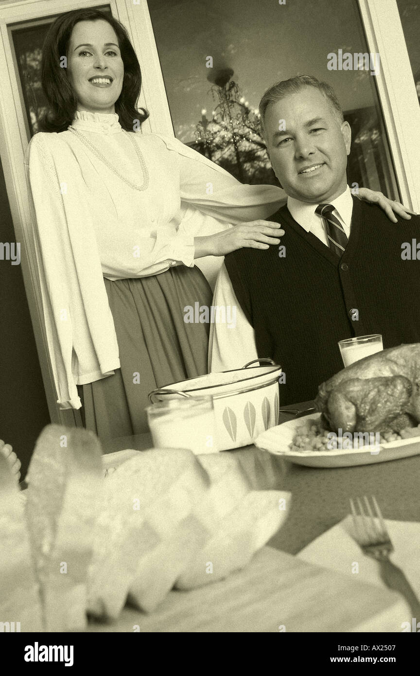 1950 adulte mature couple at dinner table uid 1426516 Banque D'Images