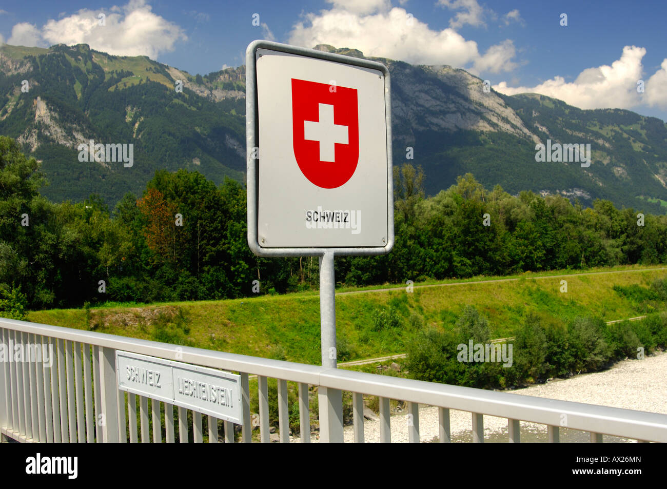Frontière Suisse signe sur le pont de la rivière du Rhin, frontière nationale suisse, Principauté du Liechtenstein Banque D'Images