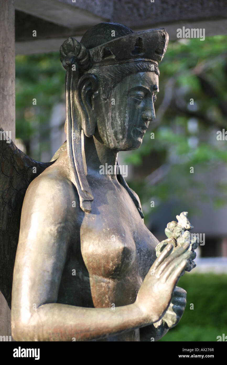 Statue d'un ange en face du Mémorial de la paix d'enfants dans le parc de la paix, Hiroshima, Japon. Banque D'Images