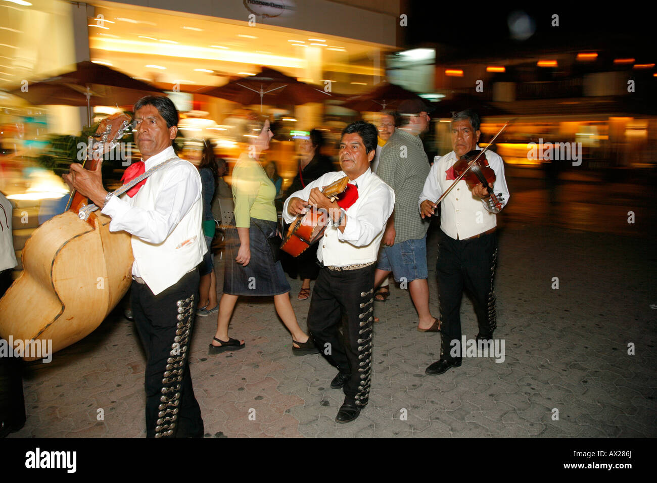 Mariachi band marche sur rue, Playa del Carmen, Mexique Banque D'Images