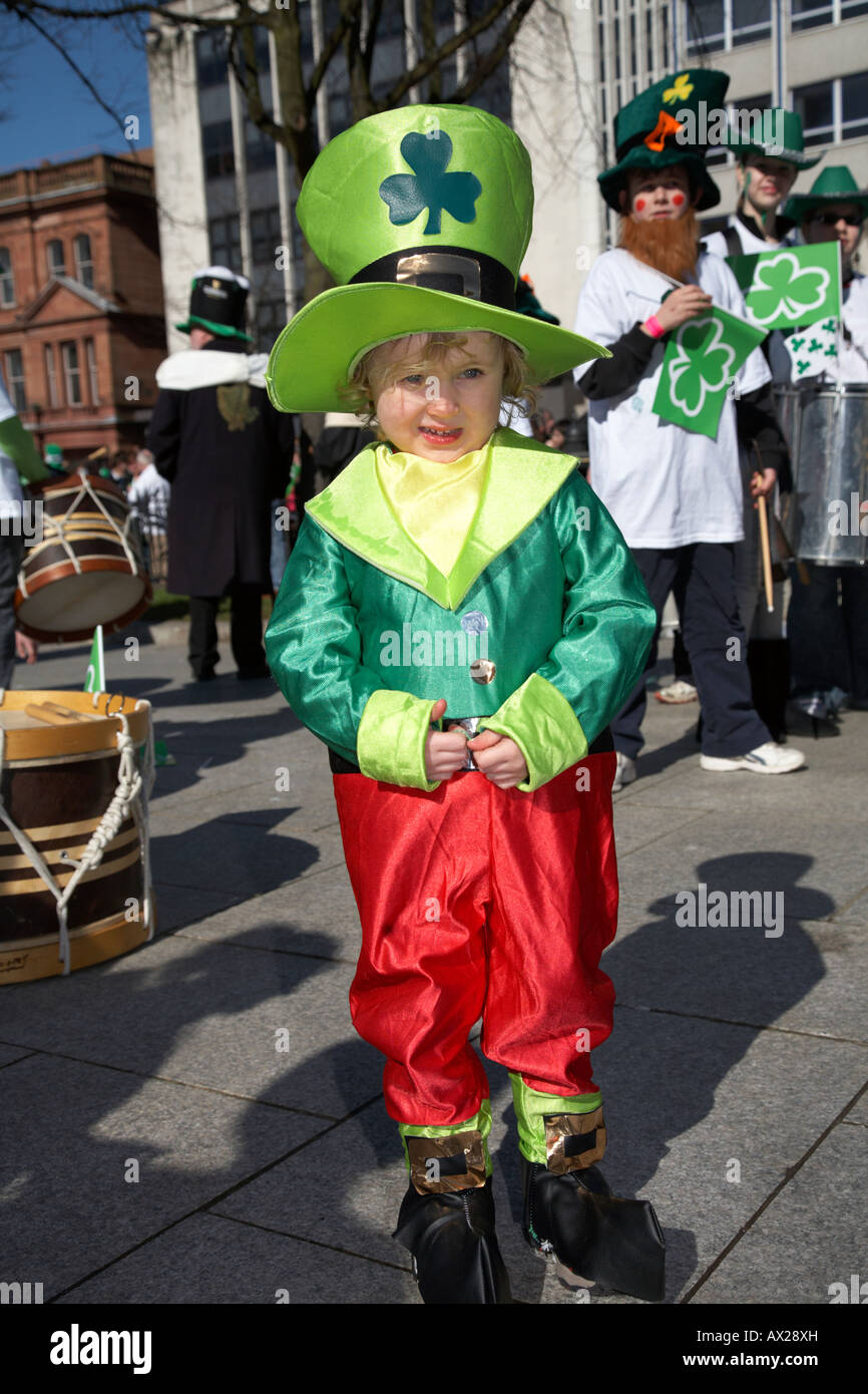 Jeune garçon habillé comme un lutin à la parade et le carnaval de St Patricks day belfast Irlande du Nord Banque D'Images
