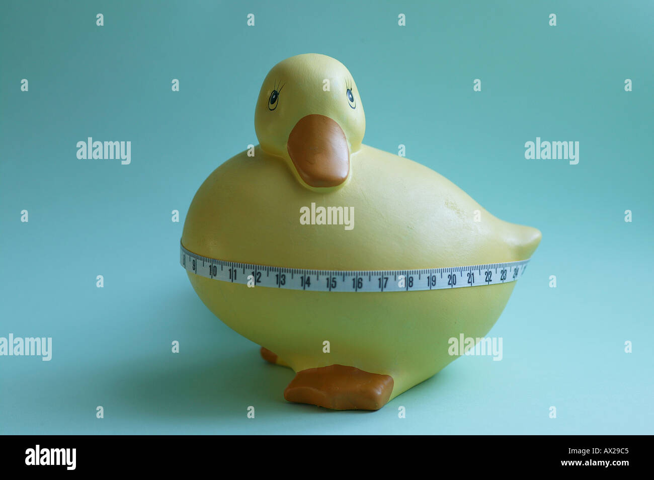 Céramique Fat duck avec ruban à mesurer autour de moyen Banque D'Images