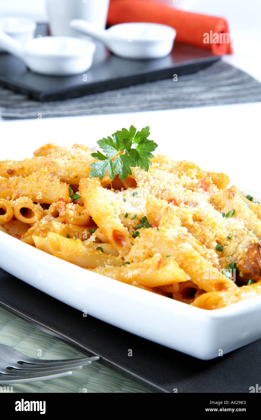 Penne gratinées avec des poissons de mer frais et de fromage râpé Banque D'Images