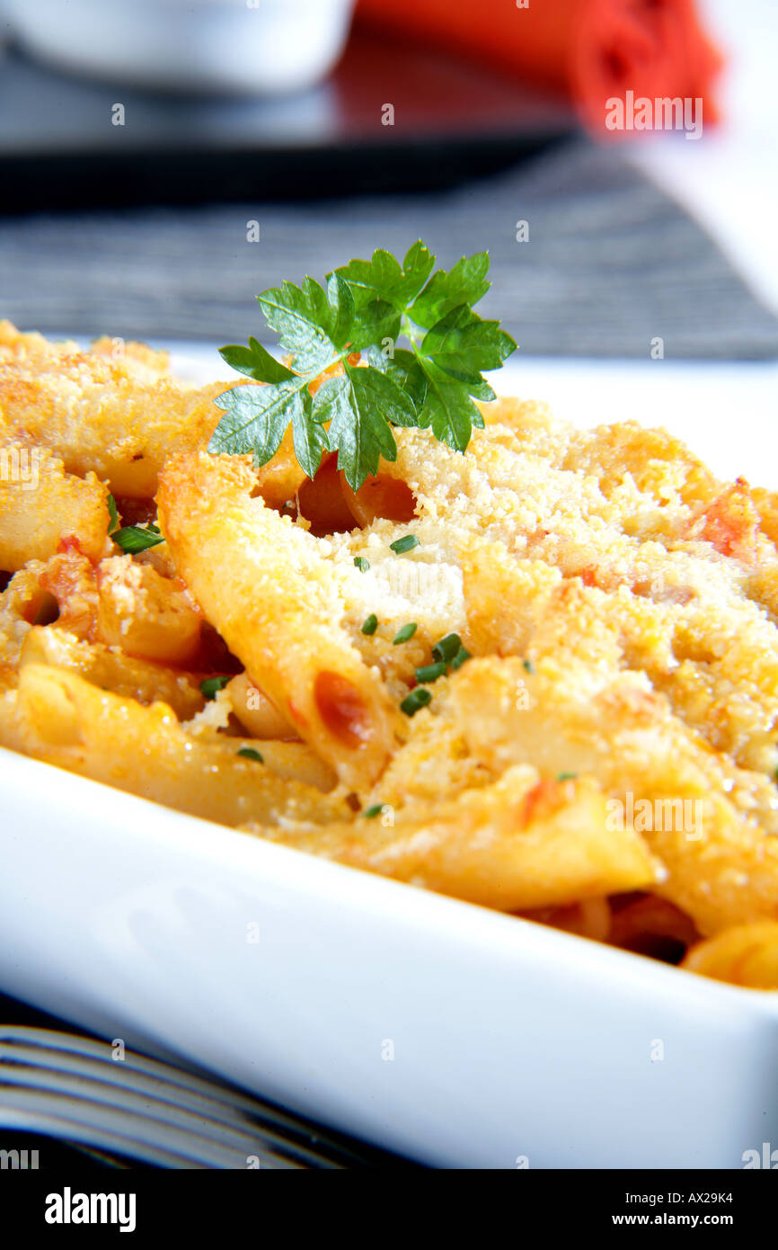 Penne gratinées avec des poissons de mer frais et de fromage râpé Banque D'Images