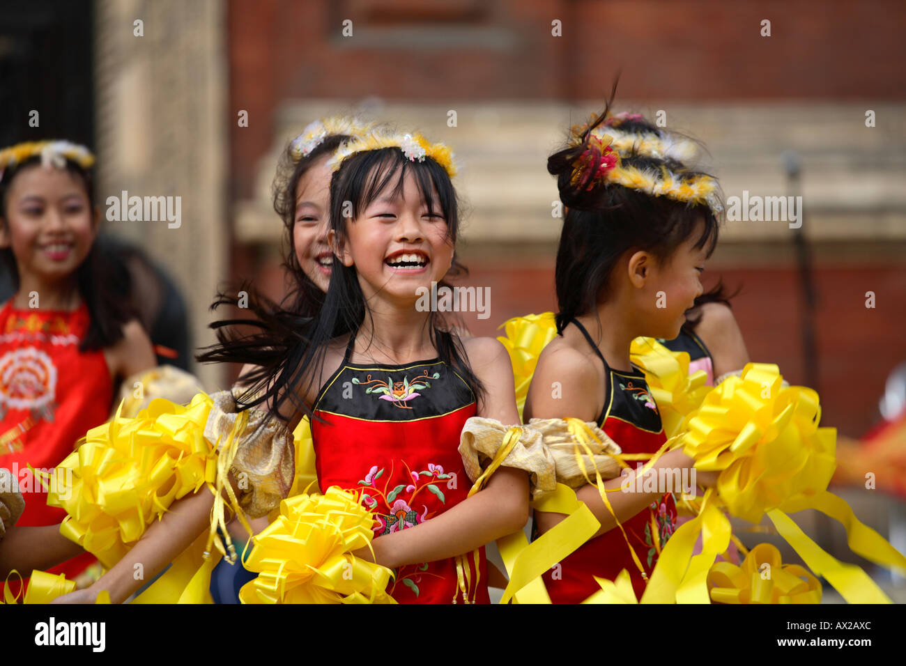 De jeunes danseurs chinois se produisent au festival chinois de la mi-automne, V&A Museum, le 8 octobre 2006 Banque D'Images