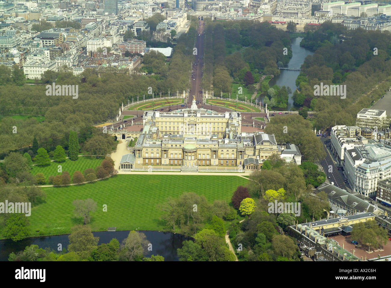 Vue aérienne de l'jardins à l'arrière du palais de Buckingham à Londres qui est la maison de la reine Elizabeth Banque D'Images