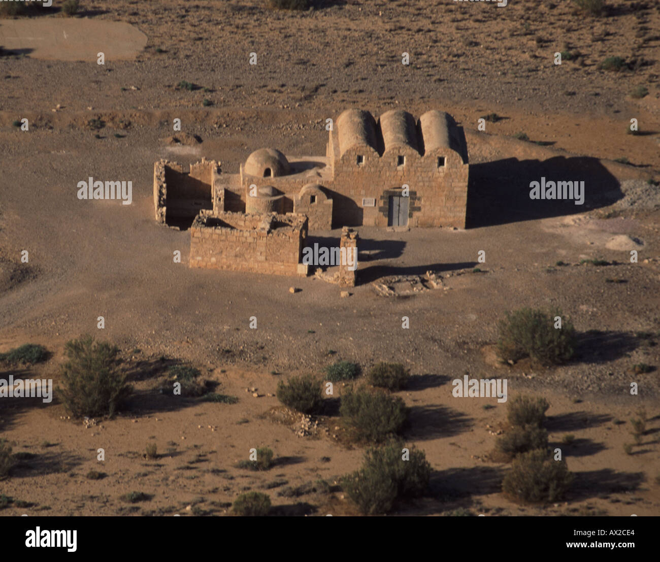 Vue aérienne de la grande loge de chasse connue sous le nom de al Qsar Amra dans le désert de Jordanie région Banque D'Images