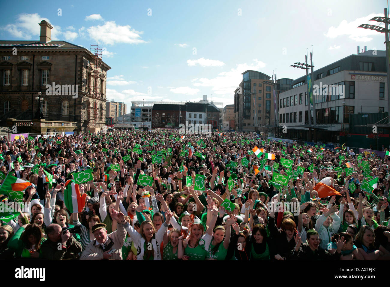 foule de fêtards au st patricks jour concert et carnaval dans la maison personnalisée place belfast nord irlande 17 mars Banque D'Images