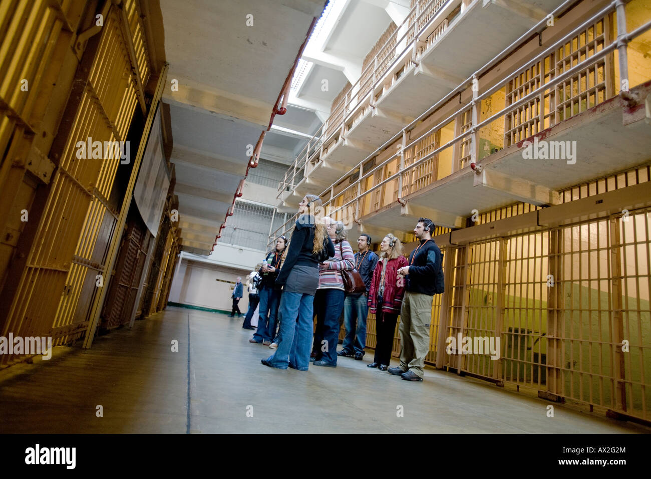 Les touristes visitant le musée de la prison d'Alcatraz à San Francisco, Californie, USA Banque D'Images