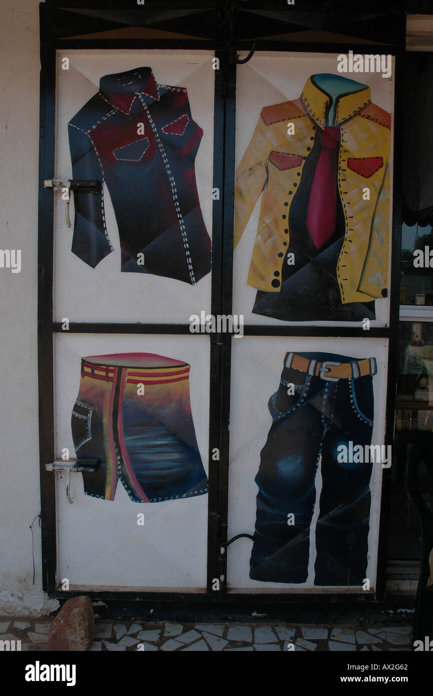 L'art africain moderne sur un mur boutique Gambie Afrique de l'Ouest. Le secteur de la vente au détail de la publicité que la boutique appartient. Banque D'Images