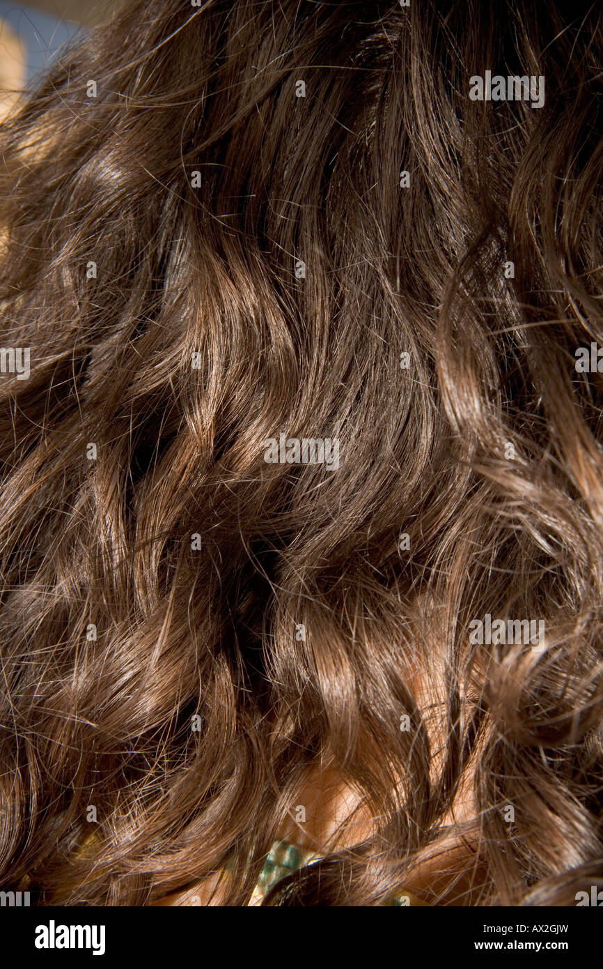 Cheveux bouclés brun d'une femme de l'arrière Banque D'Images