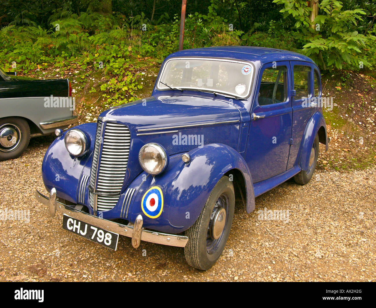 Hillman Minx saloon vieille voiture en couleurs de RAF précédent utiliser Banque D'Images
