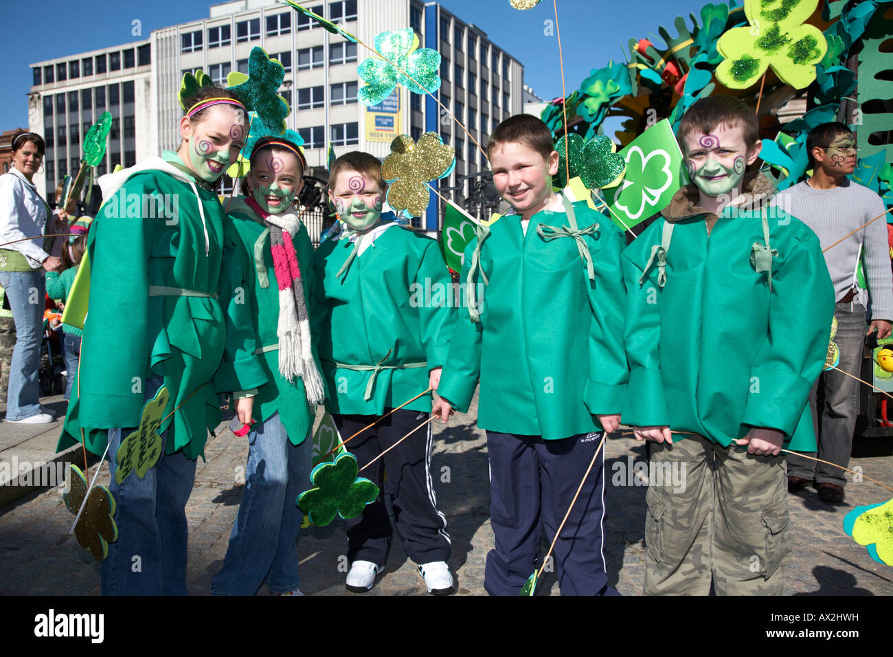 Groupe de jeunes filles et jeunes garçons jusqu'à prendre part au défilé et carnaval sur St Patricks day belfast Irlande du Nord Banque D'Images