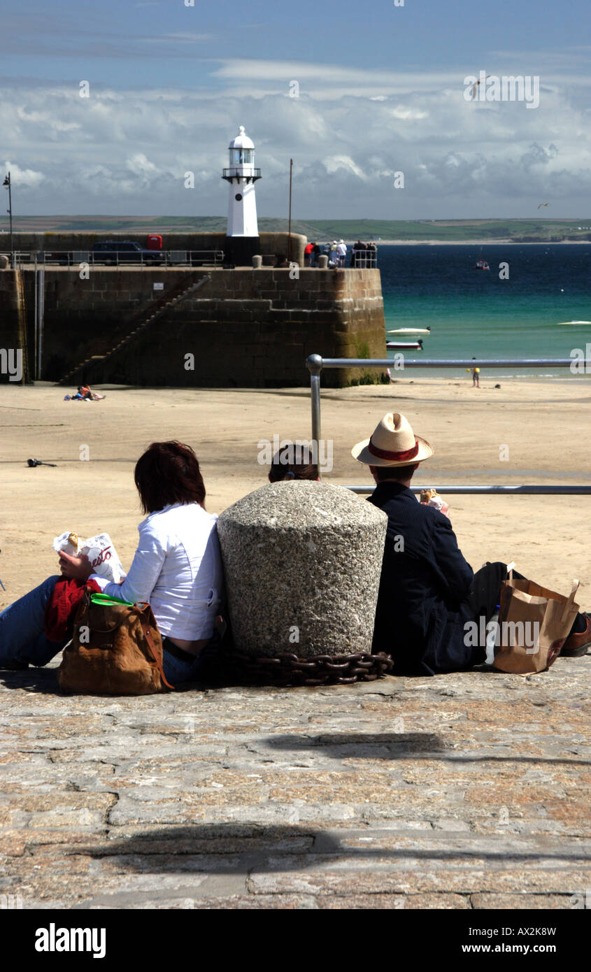 Les touristes appréciant le déjeuner dans le port, au sud de St Ives, Cornwall, UK. Banque D'Images