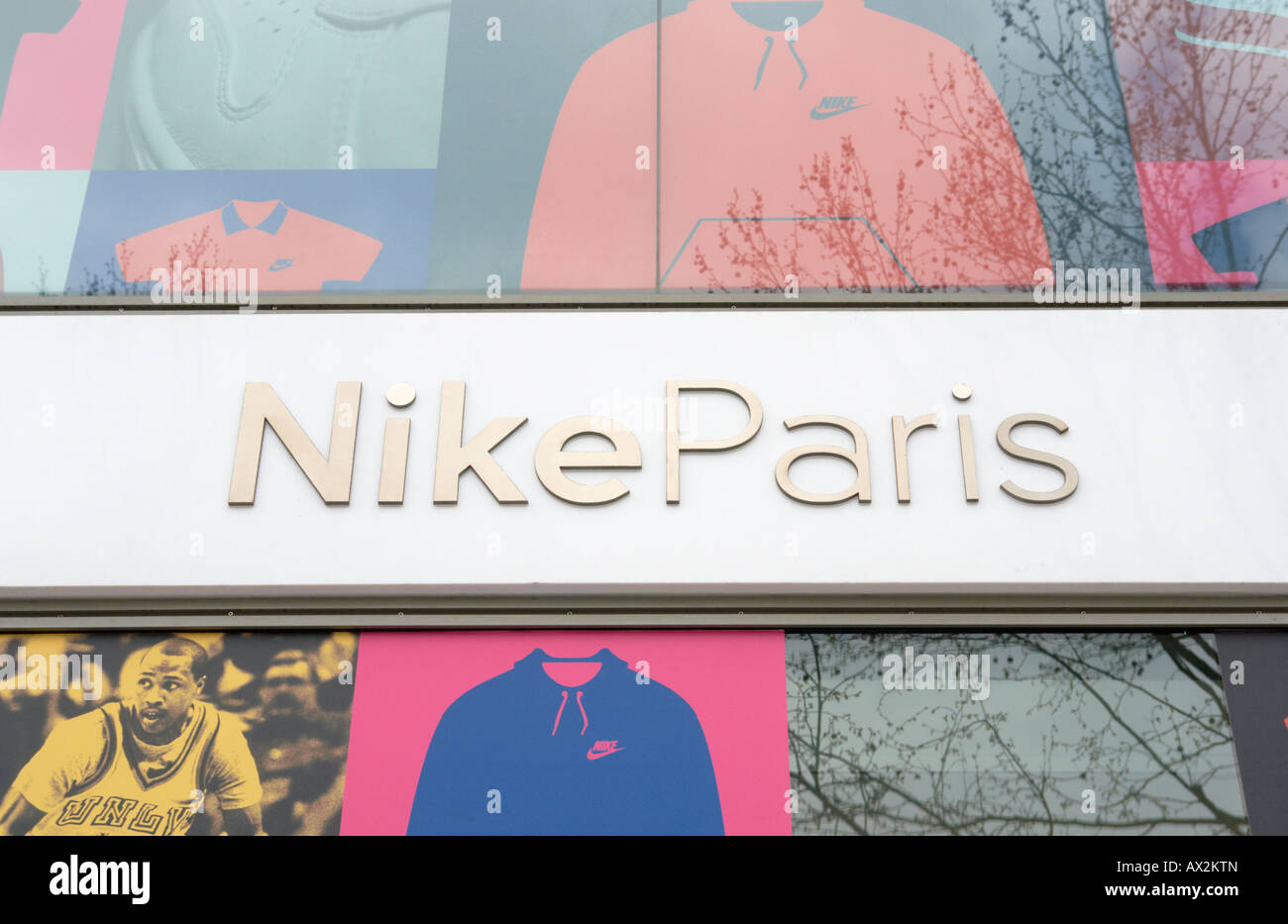 Paris connexion Nike à la boutique Nike Champs Elysées Paris France Photo  Stock - Alamy