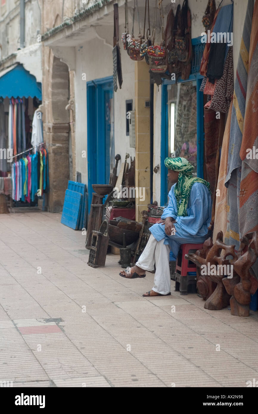 Commerçant à l'extérieur de son magasin à taureg robe traditionnelle Banque D'Images
