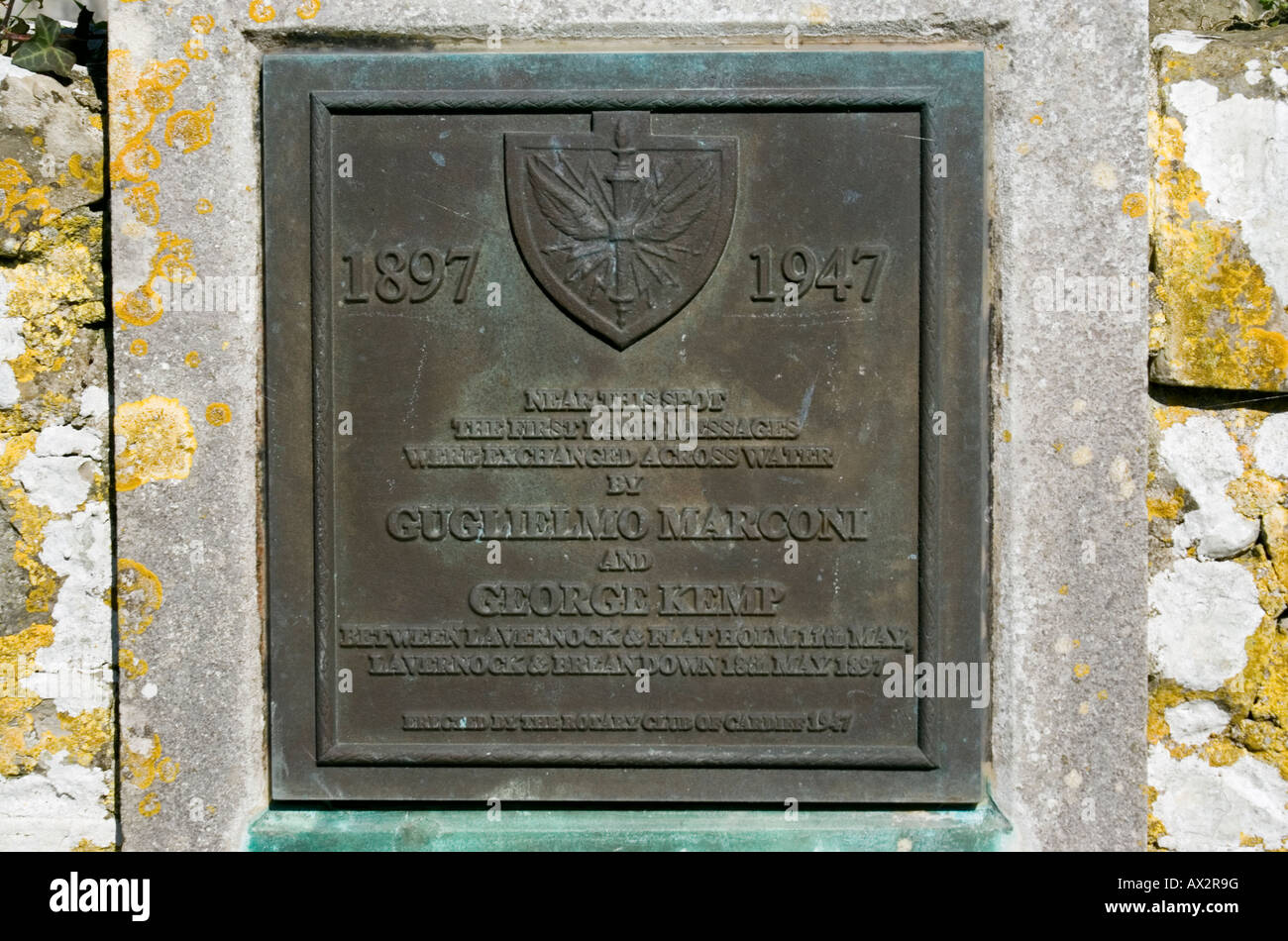 Plaque commémorant le premier envoi de message radio à travers l'eau d'lavenock point à flatholm island par Marconi Banque D'Images