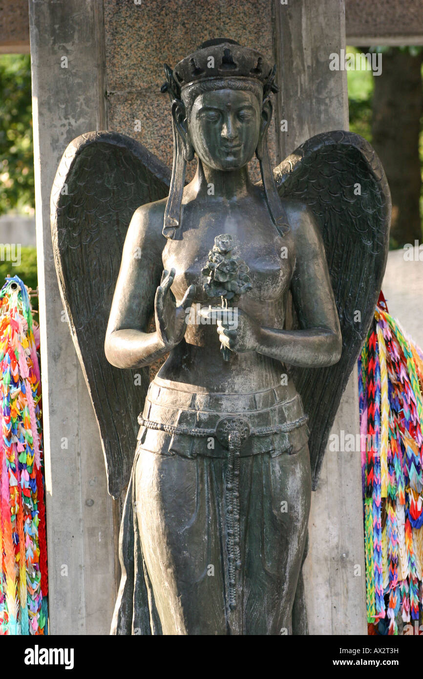 Statue d'un ange en face du Mémorial de la paix d'enfants dans le parc de la paix, Hiroshima, Japon. Banque D'Images
