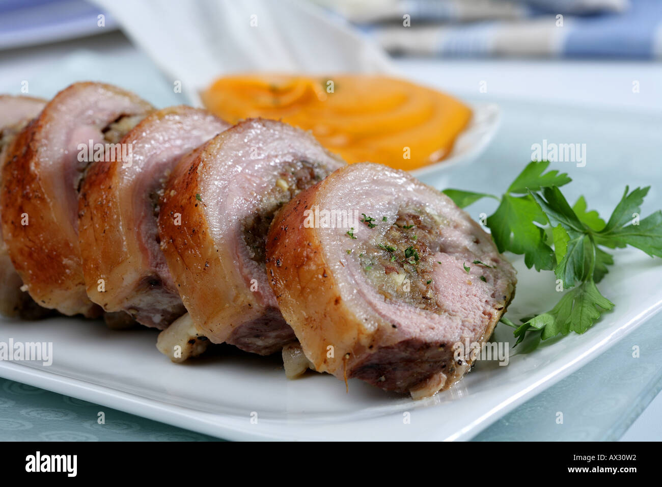 Carré d'agneau rôti avec des dates et douce purée de pommes de terre