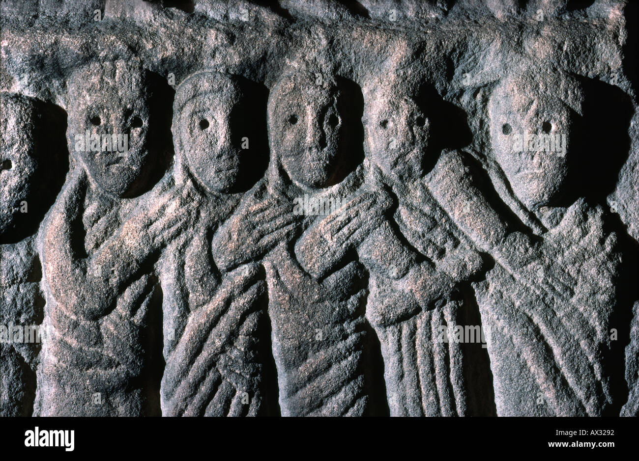 Détail de la pierre taillée Anglo saxon couvercle sarcophage trouvé dans la crypte de l'église Sainte Marie, village de Wirksworth, Derbyshire, Angleterre Banque D'Images