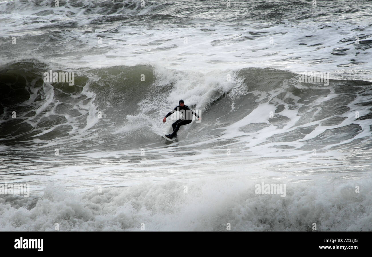 Un surfeur d'HIVER À CHALLABOROUGH BAY, PRÈS DE BIGBURY ON SEA,Devon, Angleterre, Royaume-Uni. Banque D'Images