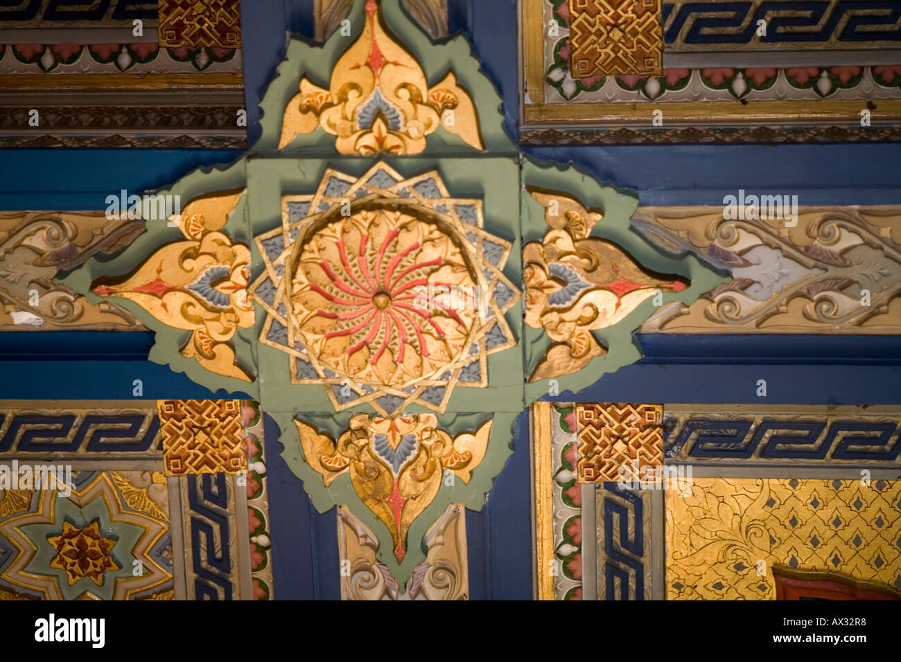 Beaux décors de plafond dans une villa de style marocain, la Villa Crespi, Orta San Giulio, Italie Banque D'Images