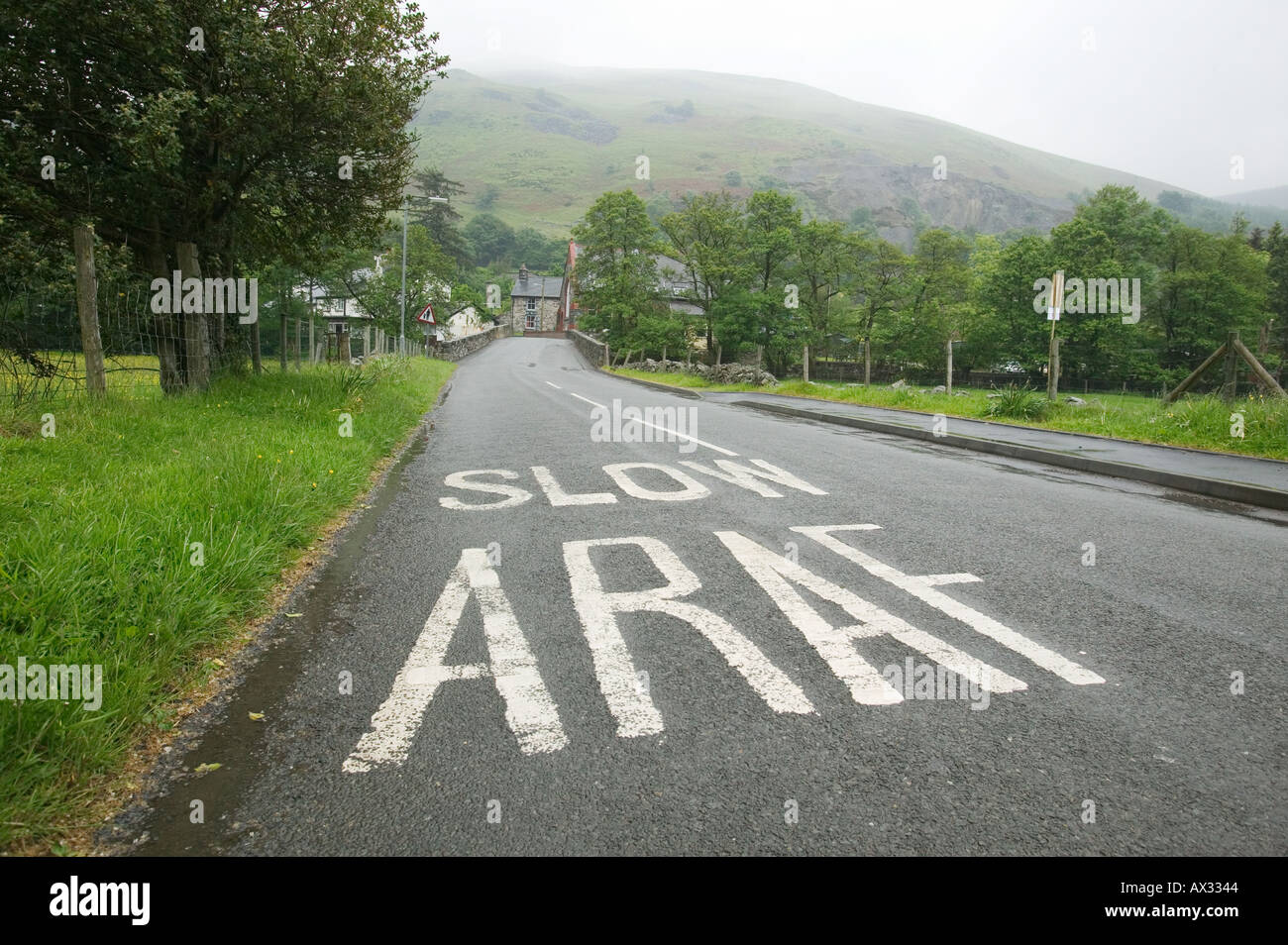 Un panneau routier en gallois et en anglais dans le village de Llangynog Powys Pays de Galles en mai 2004 Banque D'Images
